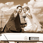 Hochzeitsfoto: Schwarz-Weiss-Portrait Brautpaar im Hochzeitswagen