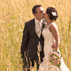 Hochzeitsfotografie: Küssendes Brautpaar im Kornfeld