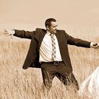 Hochzeitsfoto: Brautpaar tanzt im Kornfeld