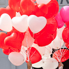 Hochzeitsfoto: Reportage - Brautpaar mit Luftballons vor der Kirche