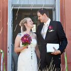 Hochzeits-Fotoreportage: Brautpaar vor der Kirche
