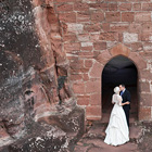 Hochzeitsfoto: Küssendes Brautpaar vor Burgturm